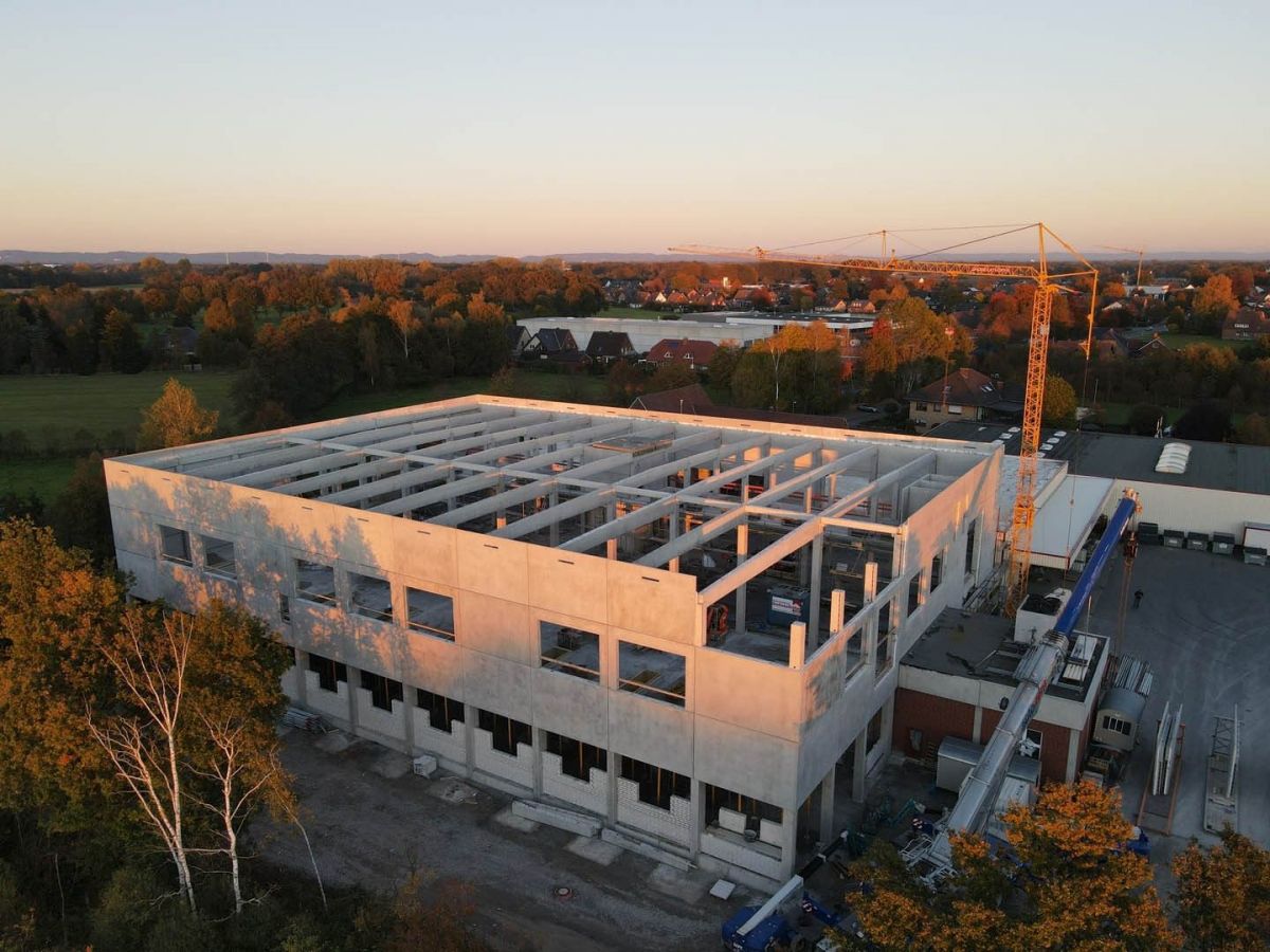 Wiederaufbau einer Produktionshalle